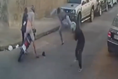 Vídeo: bandidos levam 'voadoras' ao tentar assaltar mulher