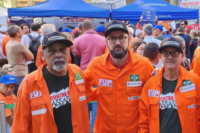 Aposentados em vigília da Petrobras têm 1ª reunião com Magda, mas ficam sem solução