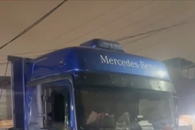 PM recupera carreta roubada após troca de tiros em Belford Roxo