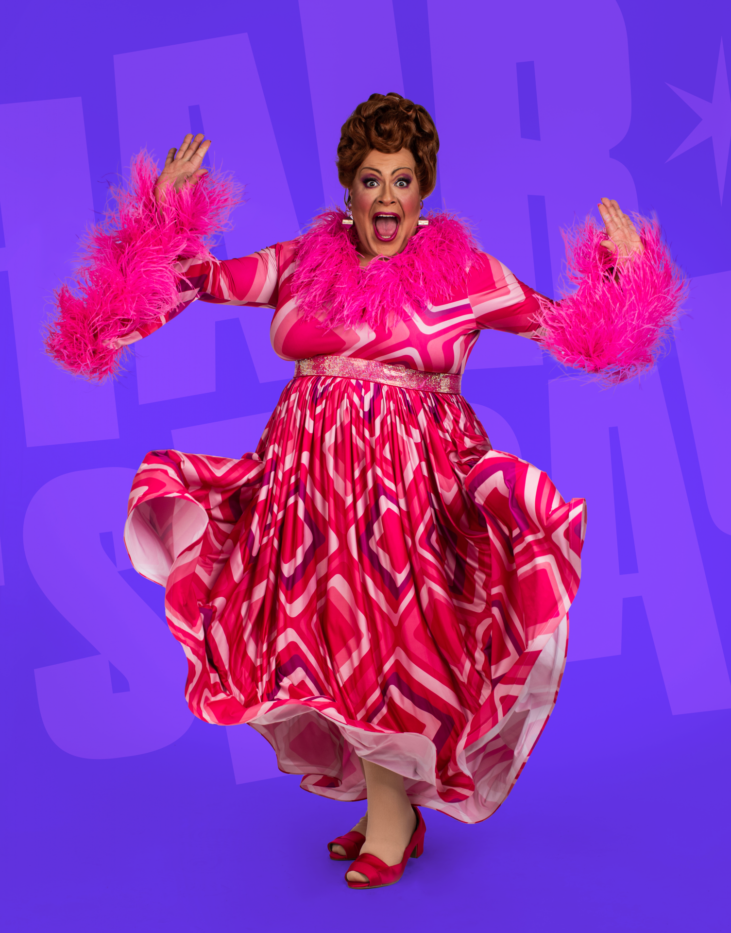 Tiago Abravanel interpreta Edna, mãe de Tracy (Vânia Canto), em 'Hairspray' - José de Holanda / Divulgação