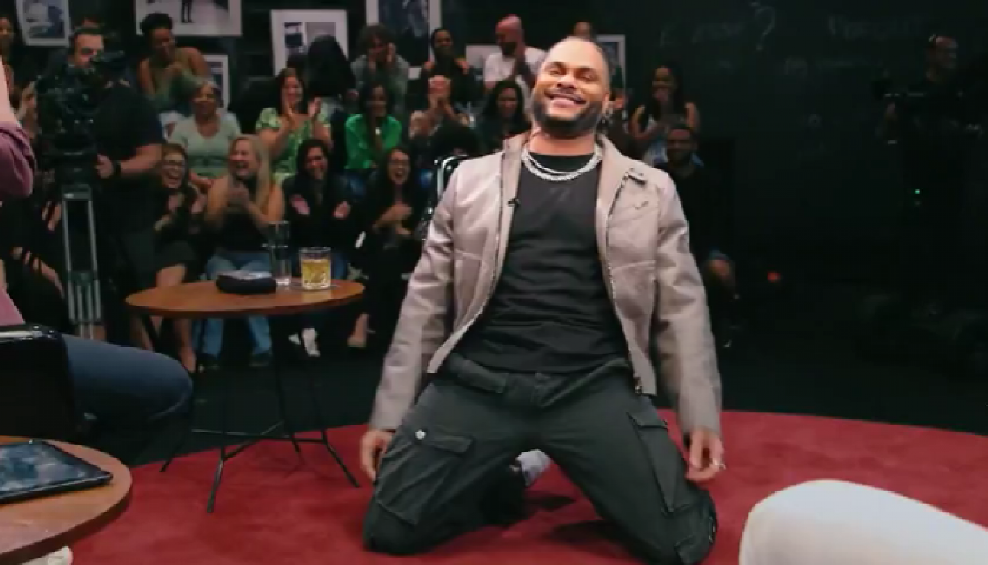 Cantor Tony Salles conta como fotos de ensaio nu o ajudaram em viagem aos Estados Unidos - Reprodução de vídeo