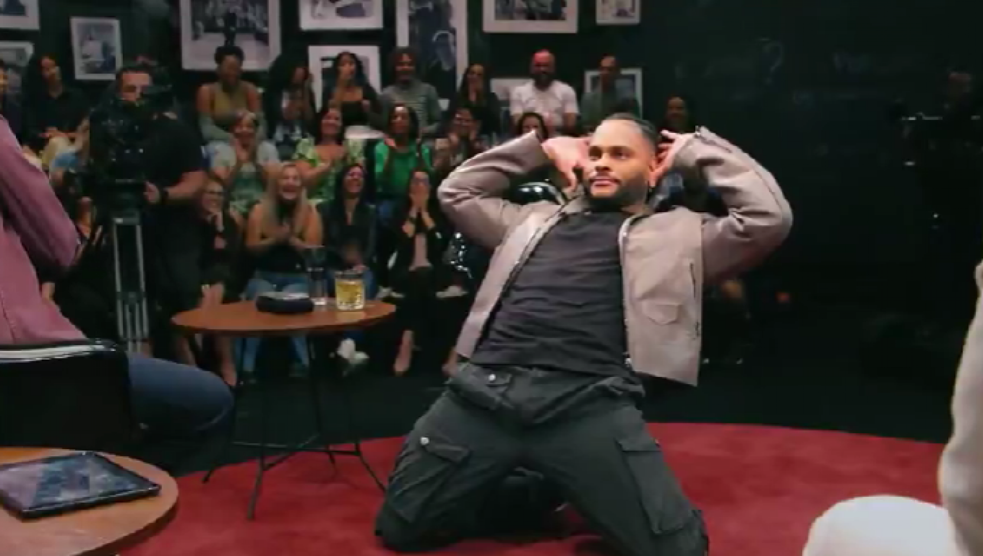 Cantor Tony Salles conta como fotos de ensaio nu o ajudaram em viagem aos Estados Unidos - Reprodução de vídeo