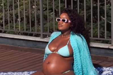 Iza posa à beira da piscina e mostra barrigão de grávida