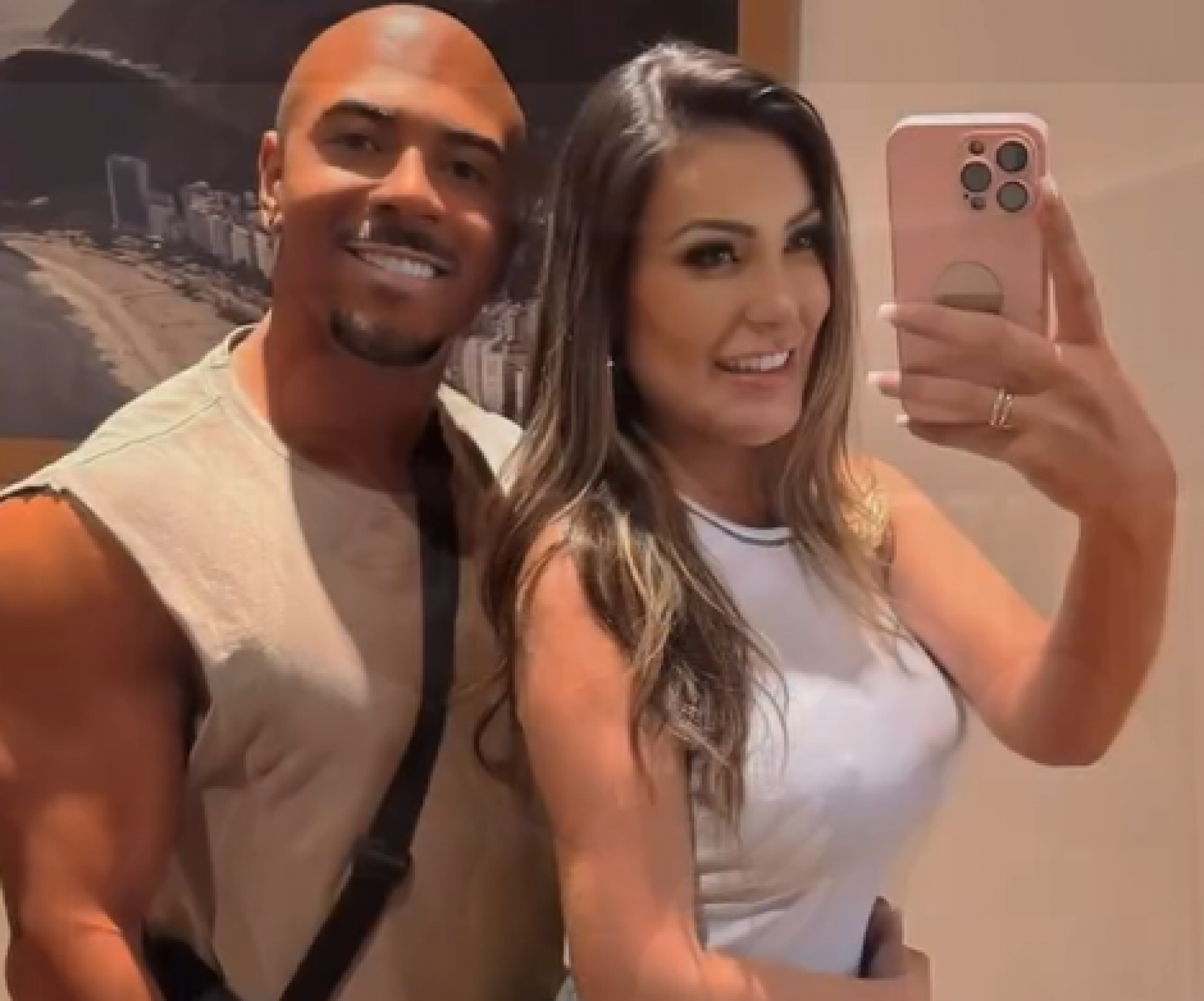 Andressa Urach checa o celular do namorado: 'Quem não deve, não teme' - Foto: Reprodução