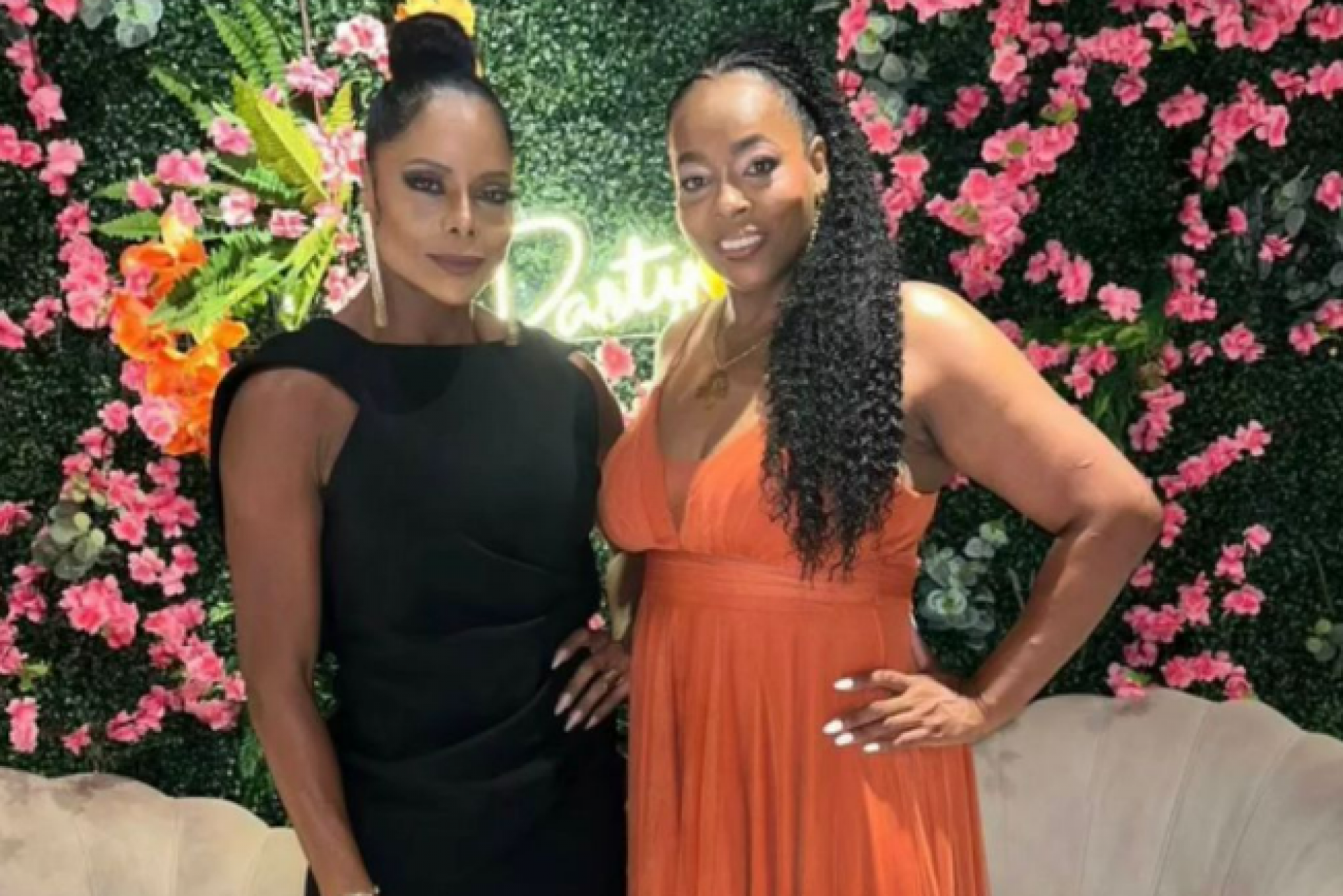 Morre, no Rio de Janeiro, Andréa, a irmã gêmea de Adriana Bombom - Foto: Reprodução