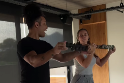 Paolla Oliveira mostra aula de chocalho: 'Avançando no progresso'