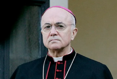 Arcebispo ultraconservador é excomungado pelo Vaticano por rejeitar autoridade do papa