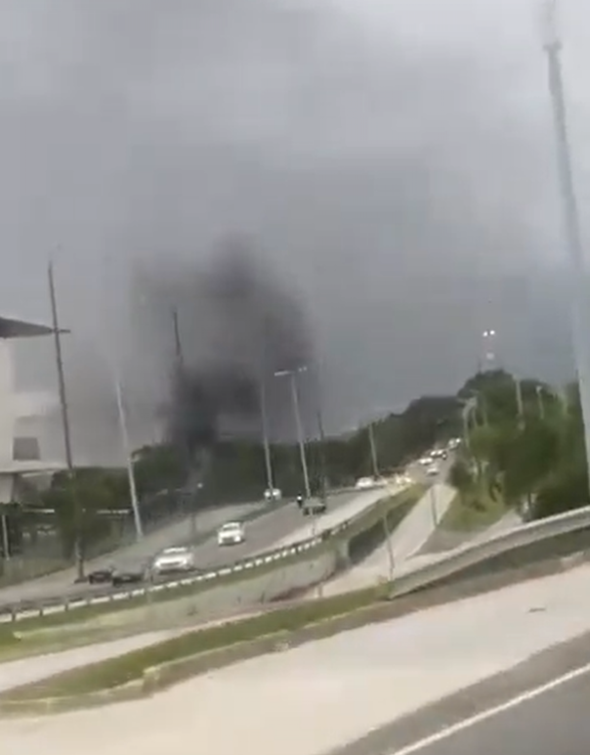 Inc&ecirc;ndio em um cont&ecirc;iner na Cidade das Artes gerou uma densa camada de fuma&ccedil;a