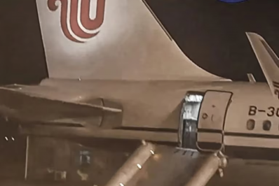 China: passageira de avião aciona porta de emergência por engano ao procurar por banheiro