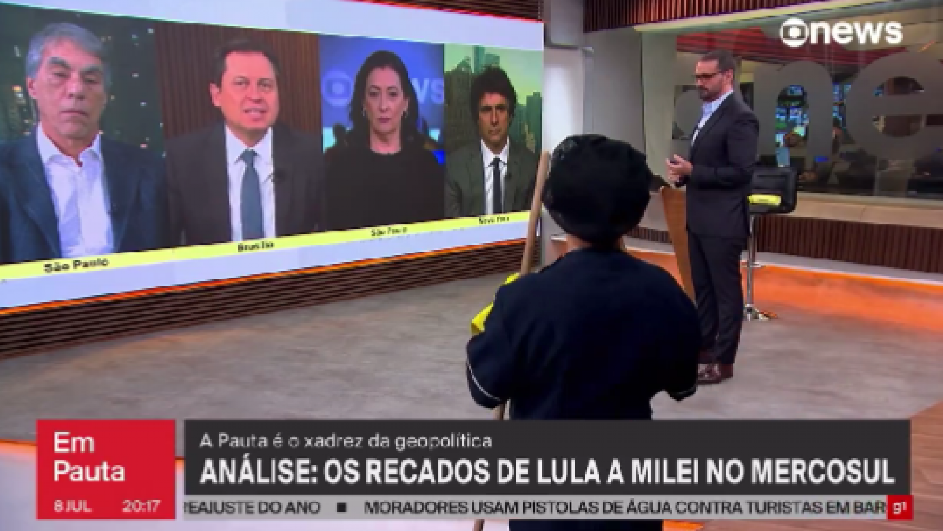 Funcion&aacute;ria da limpeza entra acidentalmente em frente &agrave;s c&acirc;meras ao vivo; assista - Reprodu&ccedil;&atilde;o de v&iacute;deo