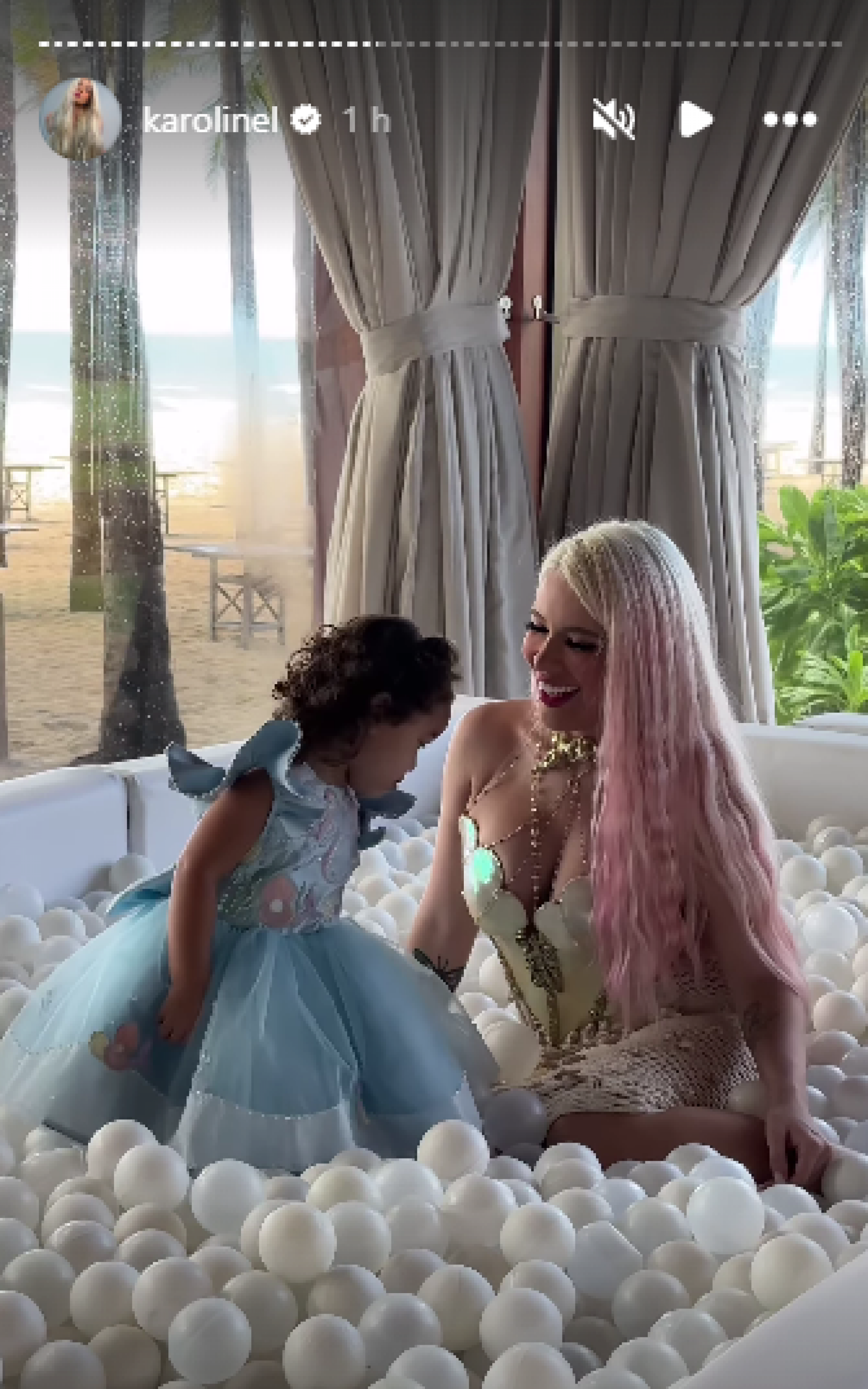 Karoline Lima surge de 'sereia' em festa de 2 anos da filha, Cecília - Reprodução de vídeo / Instagram