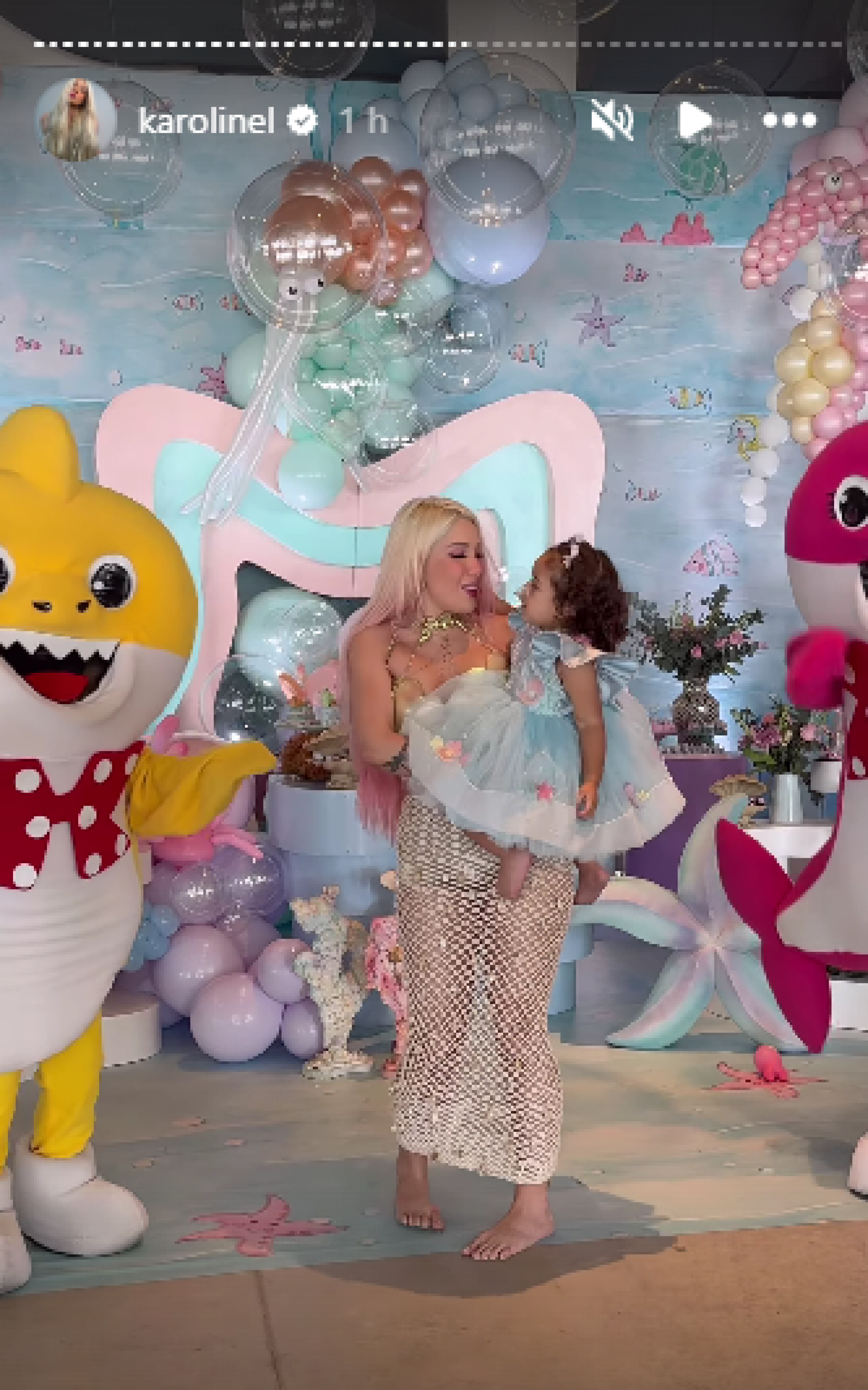 Karoline Lima surge de 'sereia' em festa de 2 anos da filha, Cecília - Reprodução de vídeo / Instagram