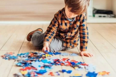 Mães de crianças autistas em Cabo Frio denunciam falta de tratamento adequado