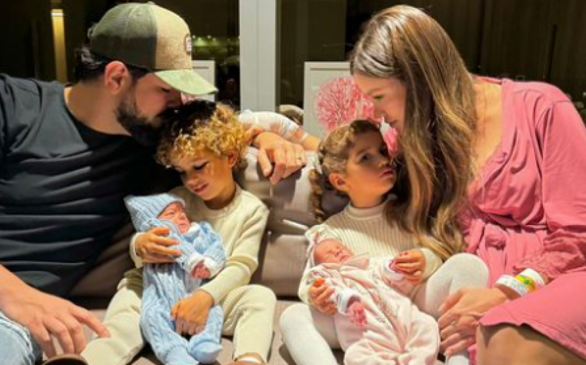 Sorocaba e Biah Rodrigues com recém nascidos - Reprodução / Instagram