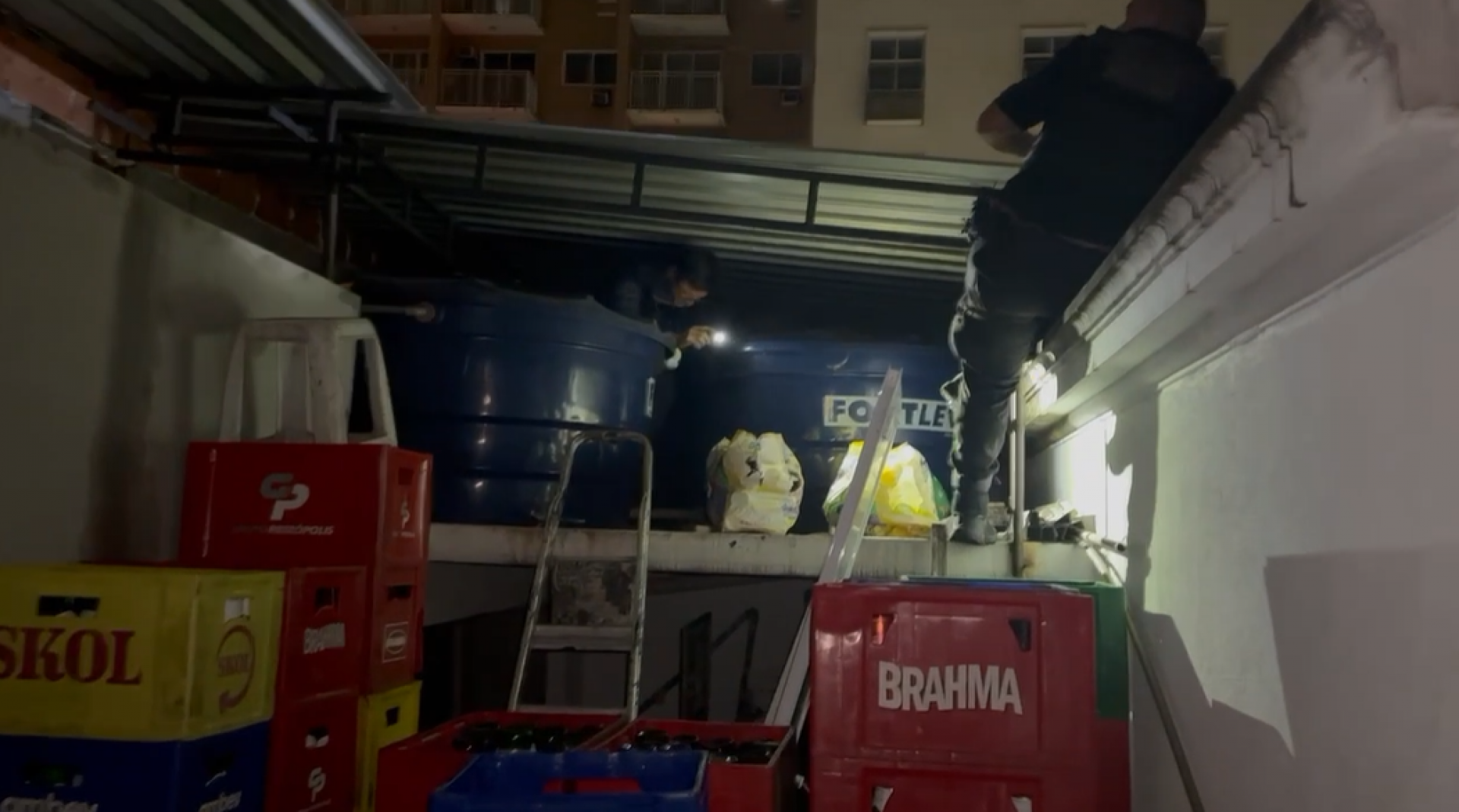 Agentes encontraram drogas escondidas no telhado do Cabaré da Jacke - Divulgação / Polícia Civil