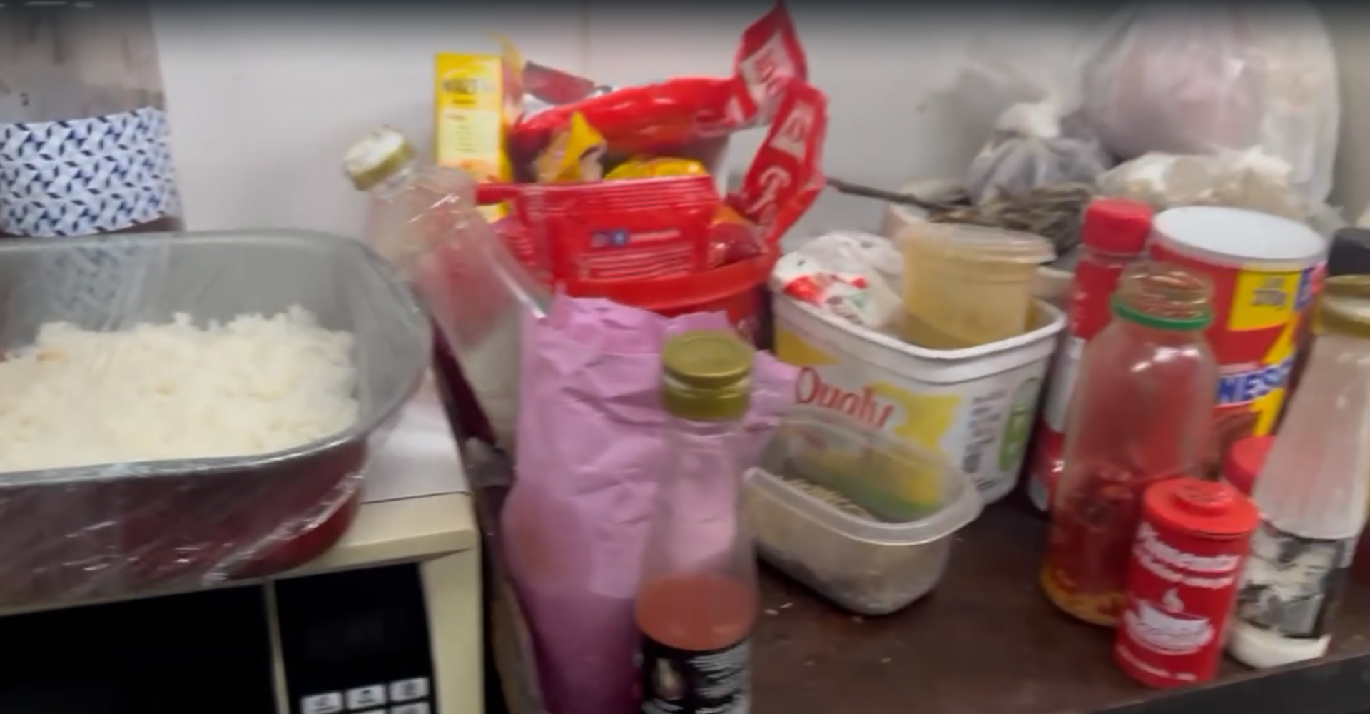 Local foi interditado pela Vigilância Sanitária por vender alimentos impróprios - Divulgação / Polícia Civil