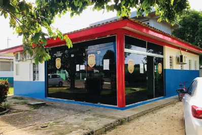 Homem bêbado briga com o irmão e quase mata o pai com um espeto de churrasco