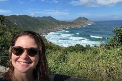 Atriz, roteirista e produtora, Cláudia Abreu visita Arraial do Cabo