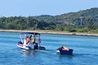 Barco é flagrado realizando travessia irregular de passageiros em Cabo Frio