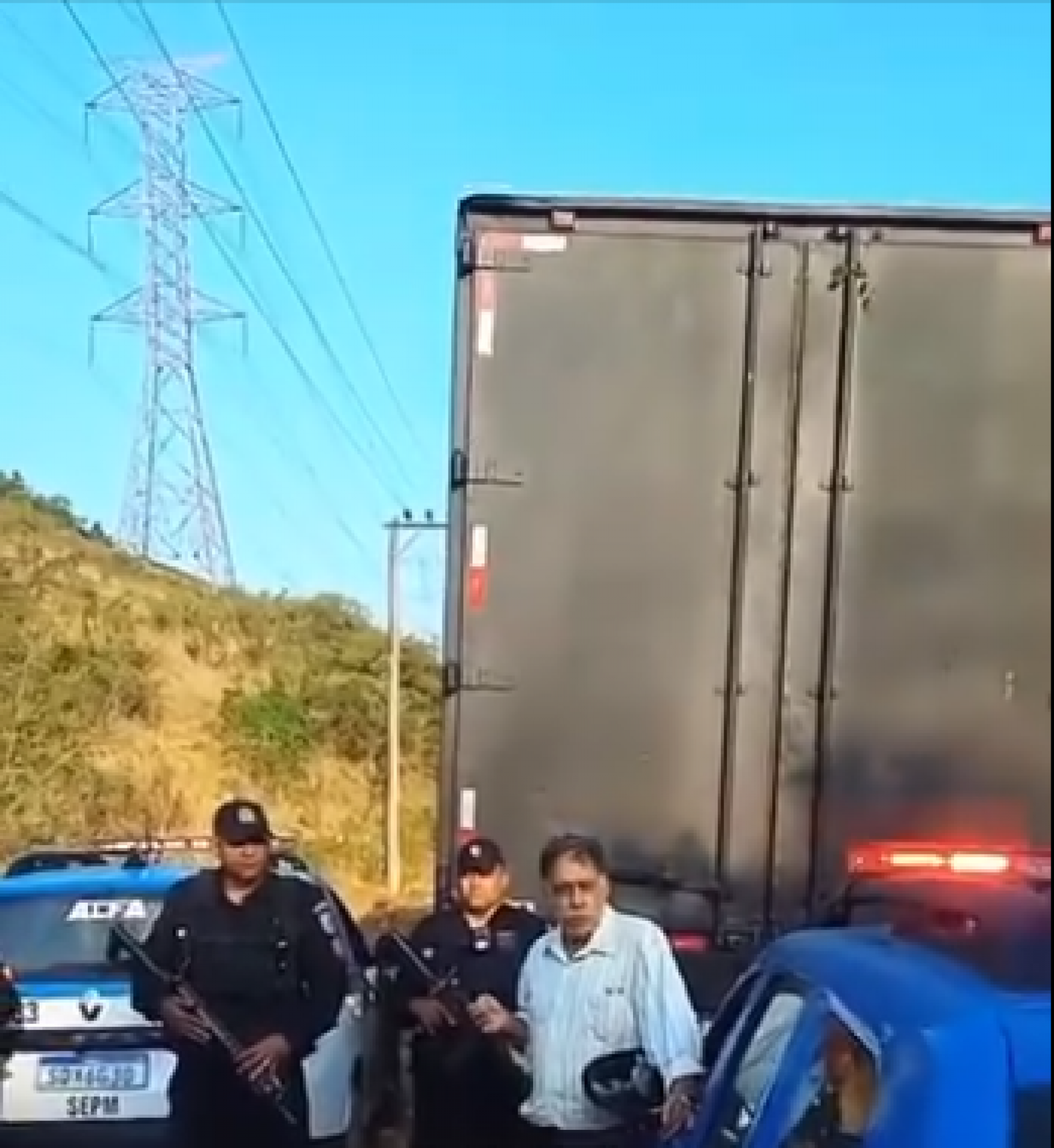 Motorista do caminhão recuperado agradeceu o trabalho dos policiais militares do 39º BPM - Reprodução