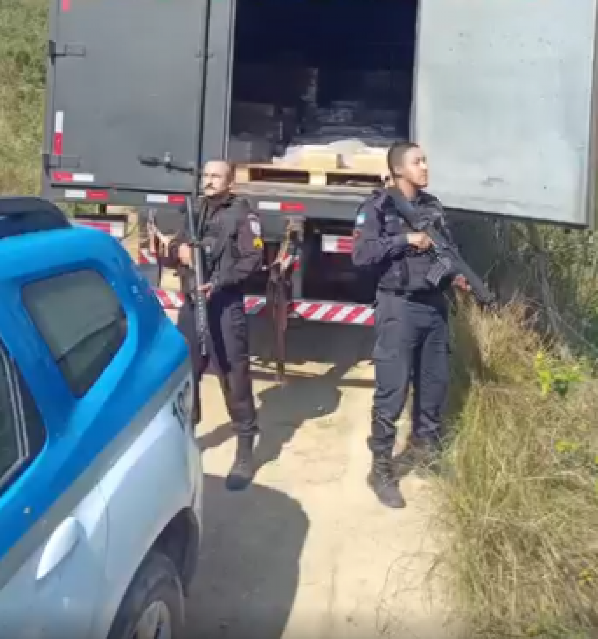 Policiais militares do 39º BPM com o caminhão de cargas recuperado
