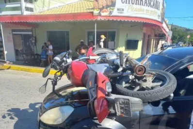 Acidente entre moto e carro deixa homem ferido em Arraial
