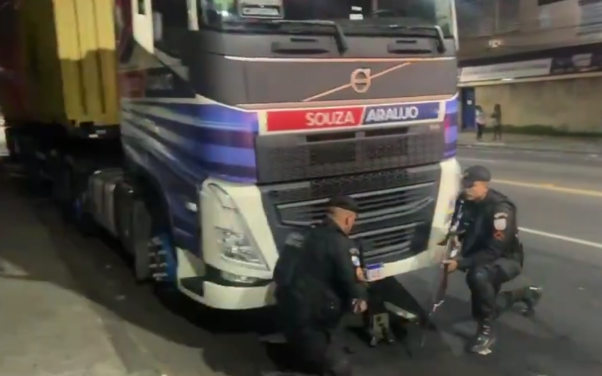 Caminh&atilde;o transportava carga de caf&eacute; avaliada em quase R$ 1 milh&atilde;o 