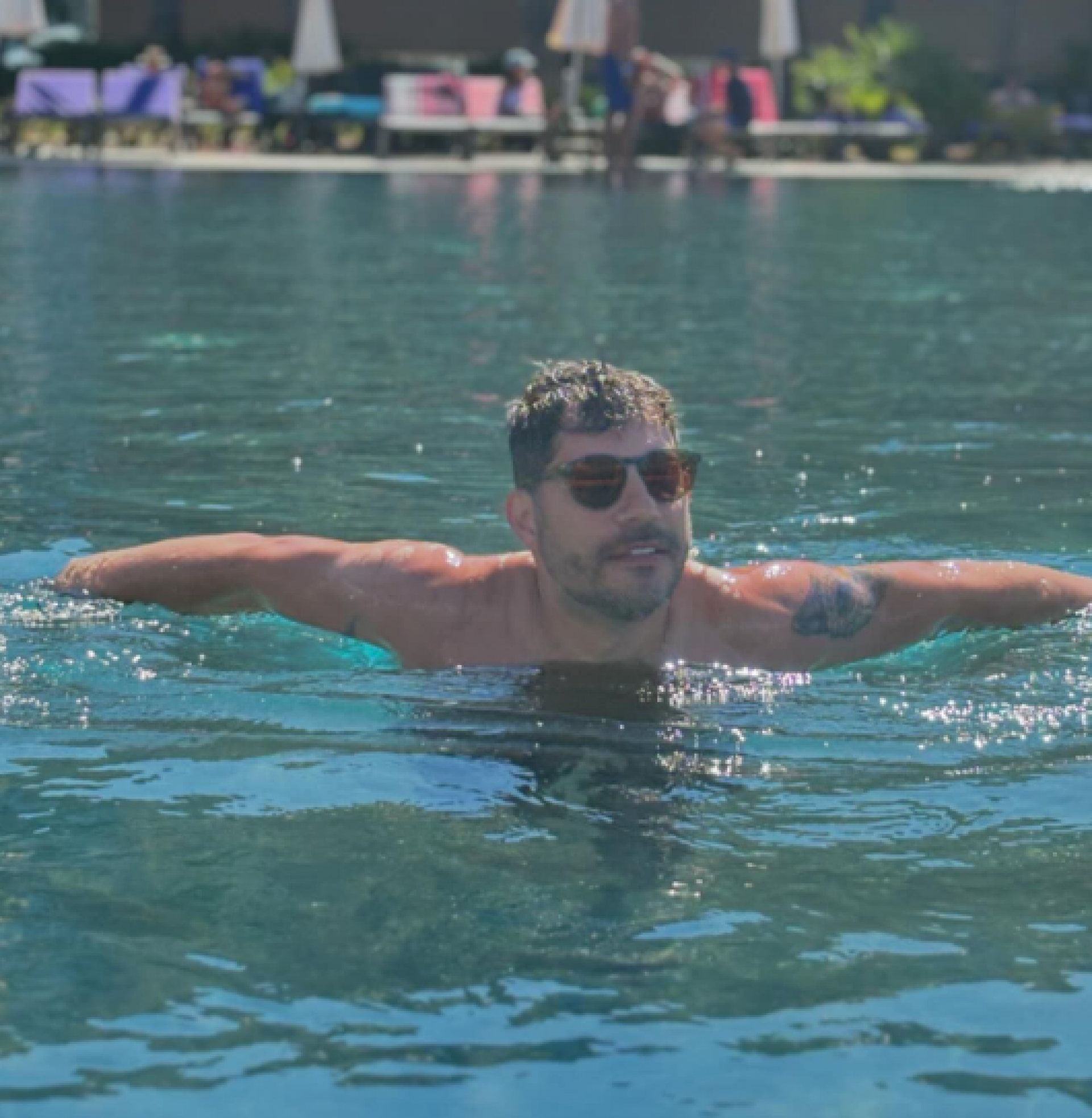 Evaristo Costa compartilha registros curtindo piscina: 'Férias' - Reprodução / Instagram