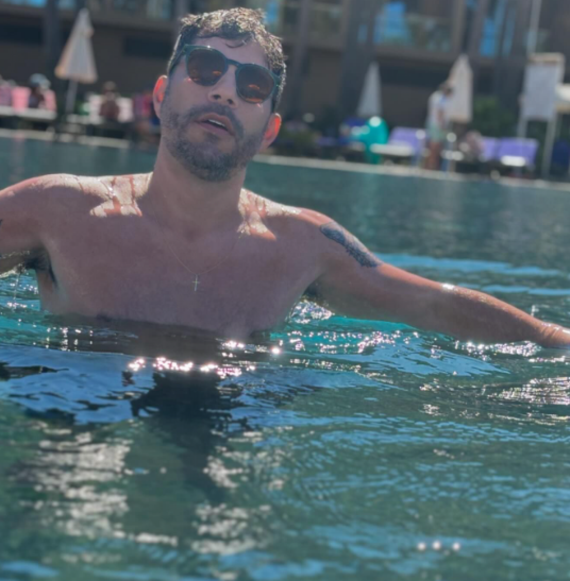 Evaristo Costa compartilha registros curtindo piscina: 'Férias' - Reprodução / Instagram