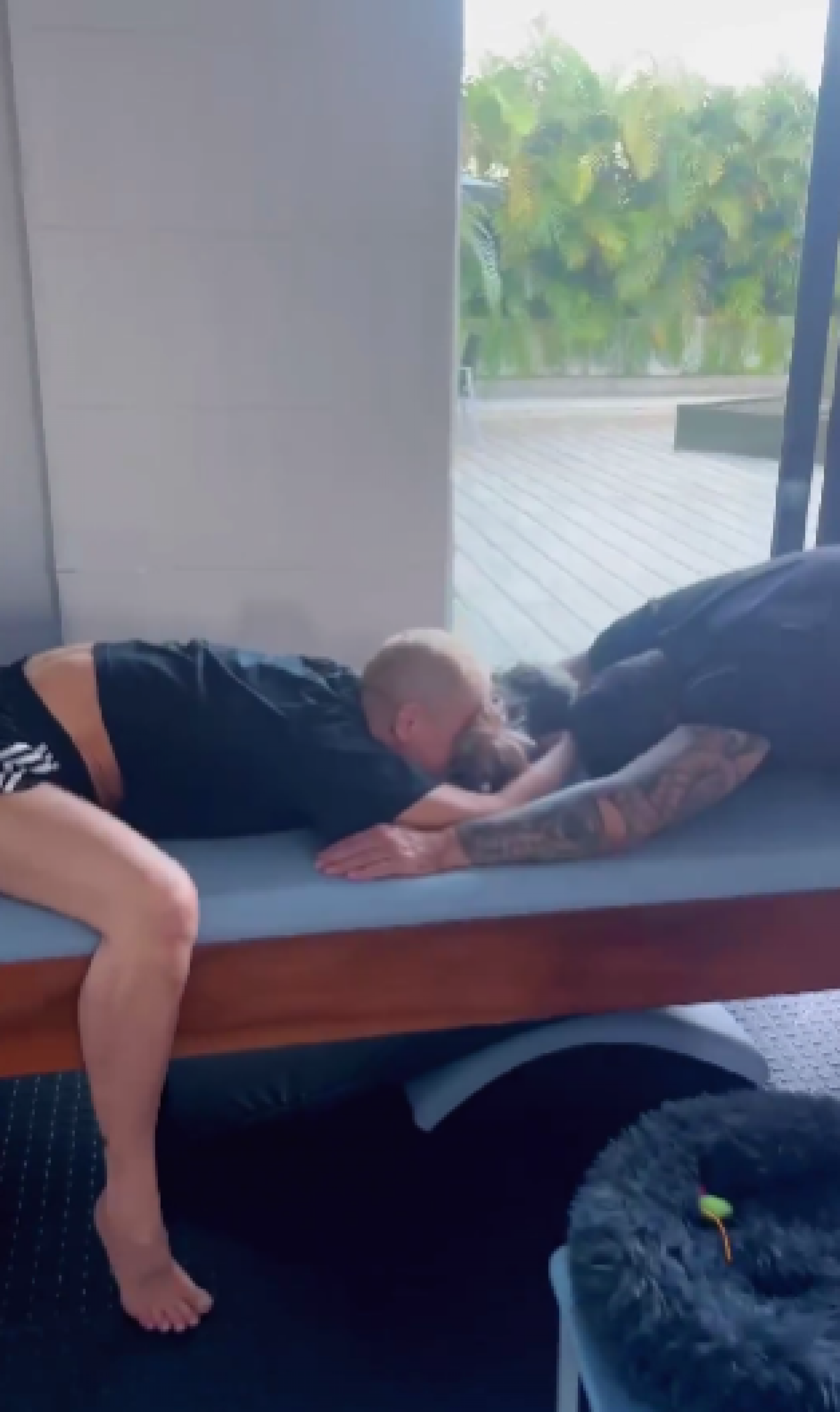 Xuxa mostra aula de pilates com Junno Andrade e a cachorrinha, Doralice - Reprodução de vídeo / Instagram