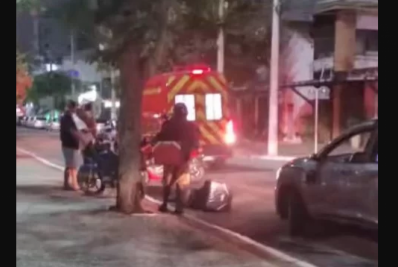 Acidente entre moto e carro deixa homem ferido em Cabo Frio