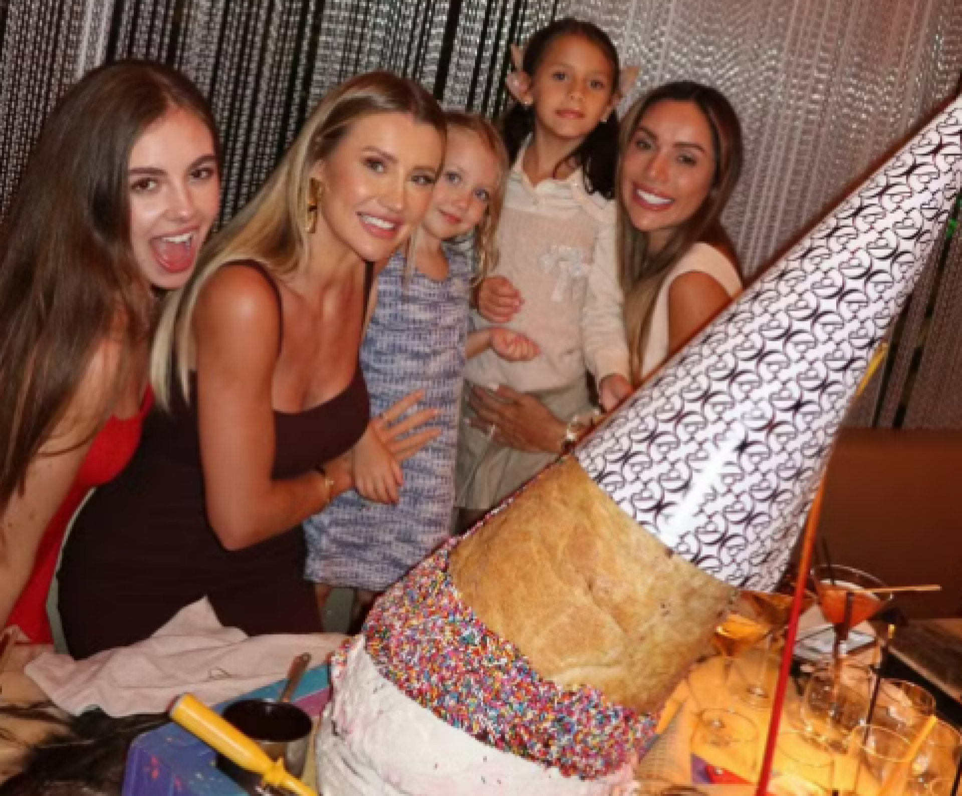 Ana Paula Siebert gasta fortuna em sorvete gigante; Saiba o valor - Foto: Reprodução