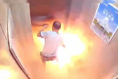 Vídeo: Homem morre carbonizado após bateria de lítio explodir dentro de elevador na China
