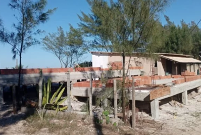 Operação demole 19 construções irregulares em área de proteção ambiental em Arraial do Cabo