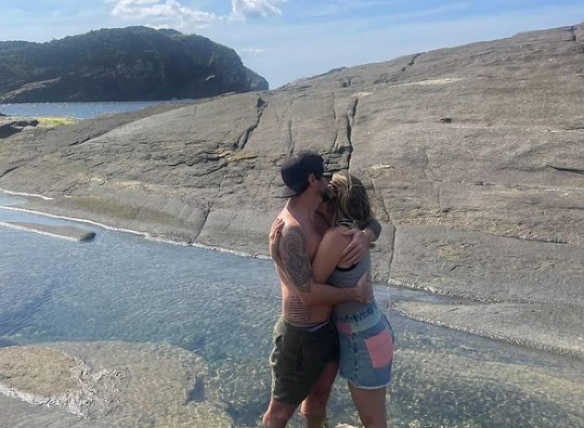 Juliana Paiva compartilha registros na praia em clima de romance com o namorado - Reprodução / Instagram