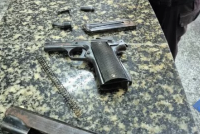 Polícia encontra arma desmontada em residência durante cumprimento de medida judicial em Cabo Frio