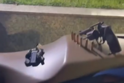 PM prende criminoso com motocicleta roubada e revólver em Belford Roxo