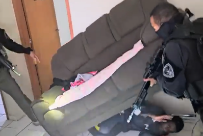 Foragido da Justiça é preso escondido embaixo de sofá