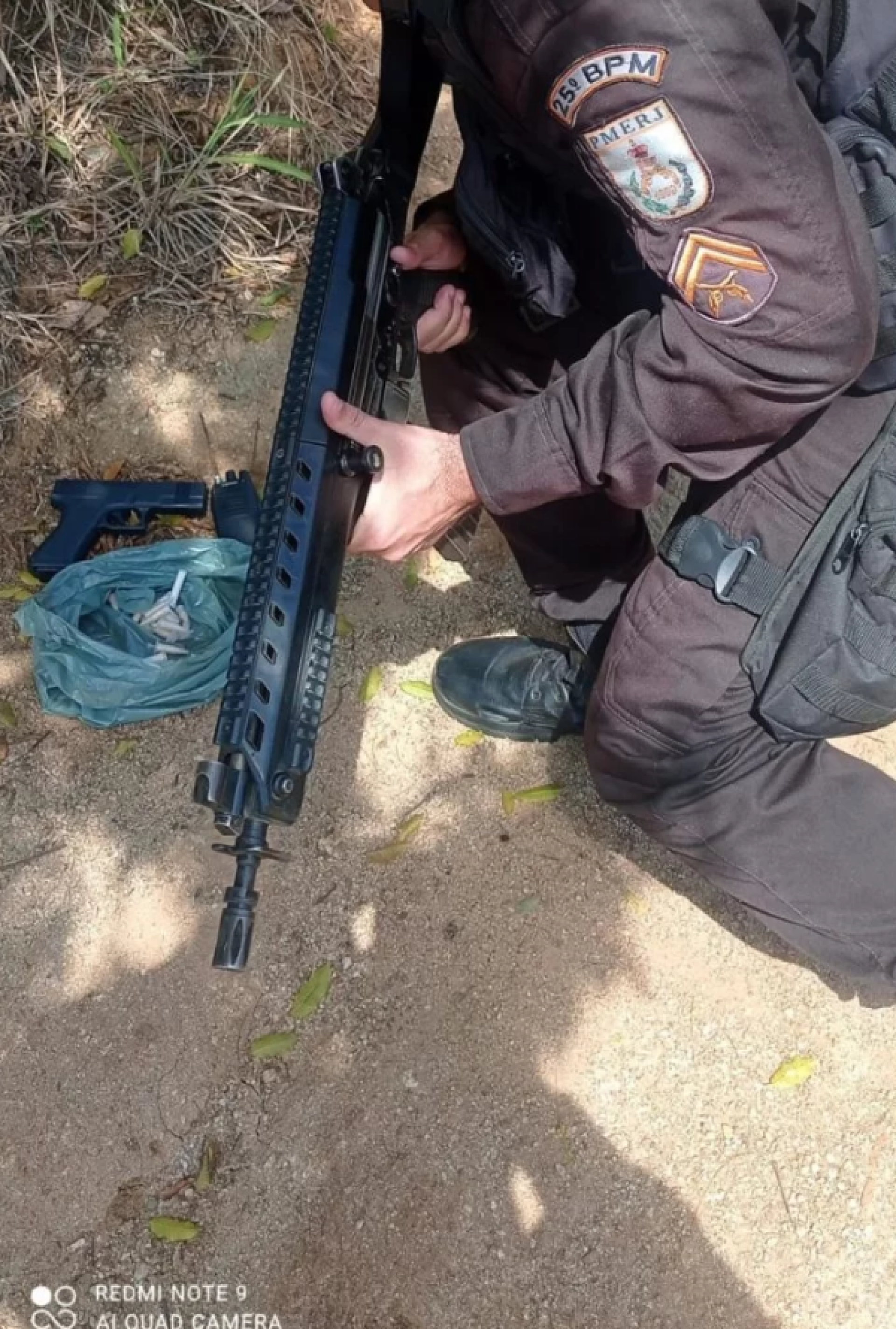 Um simulacro de pistola, 16 pinos de cocaína e um rádio transmissor 