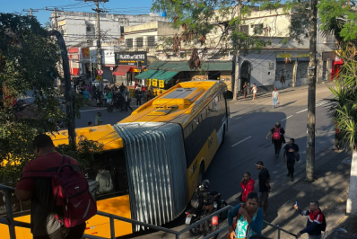 BRT trava em curva de Santa Cruz e causa transtorno a passageiros