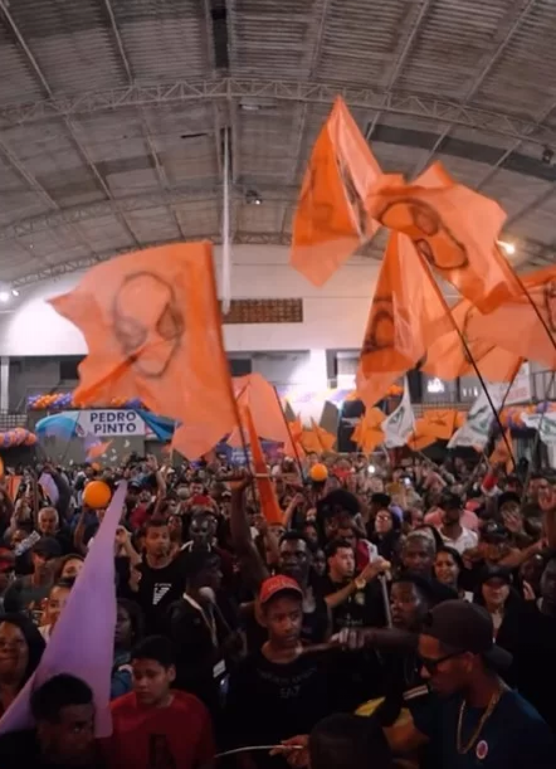 O local do evento se transformou em festa, com direito a bateria e muita fumaça laranja, que, atualmente, é a cor da oposição - Reprodução/ Redes sociais