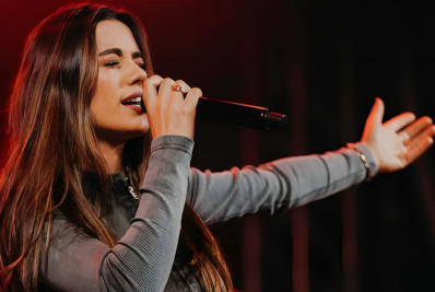 Cantora gospel Isadora Pompeo é socorrida às pressas após desmaio em show