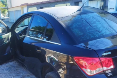 Carro afunda em buraco de Cabo Frio e morador fica no prejuízo