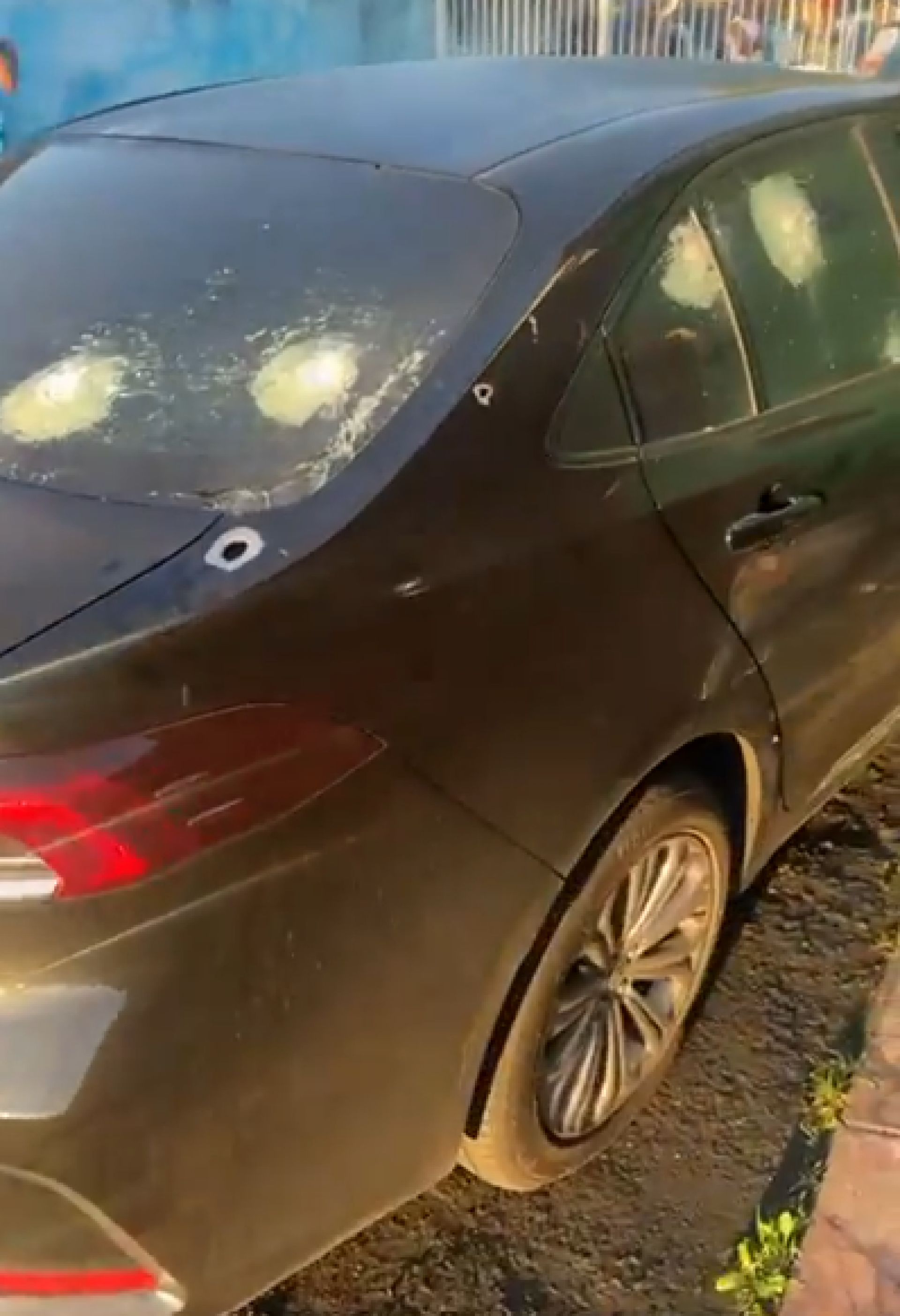 Veículo blindado ficou com diversas marcas no vidro e na lataria 