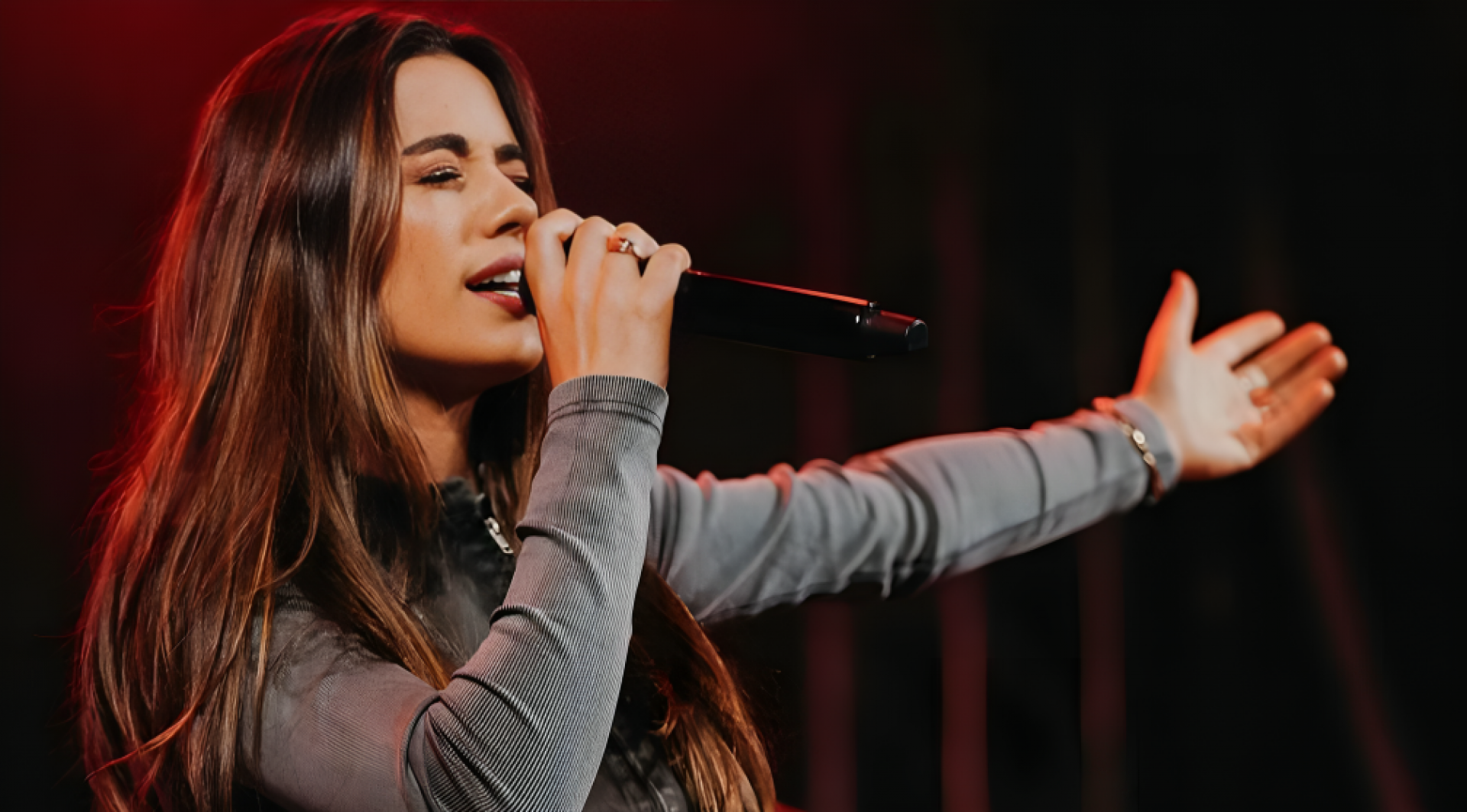 Cantora gospel Isadora Pompeo é socorrida às pressas após desmaio em show - Foto: Reprodução