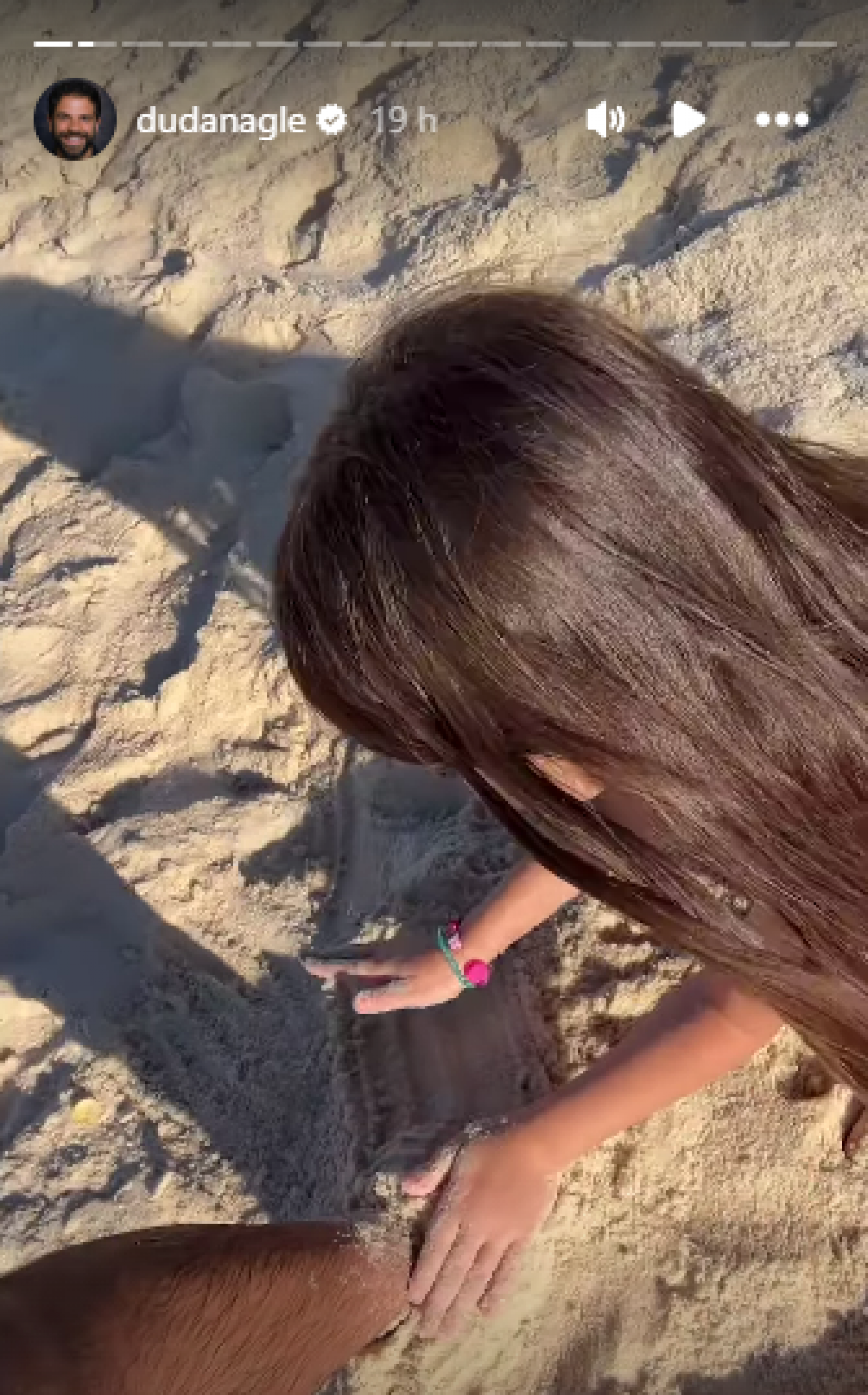 Duda Nagle compartilha registros na praia com a filha, Zoe - Reprodução de vídeo / Instagram
