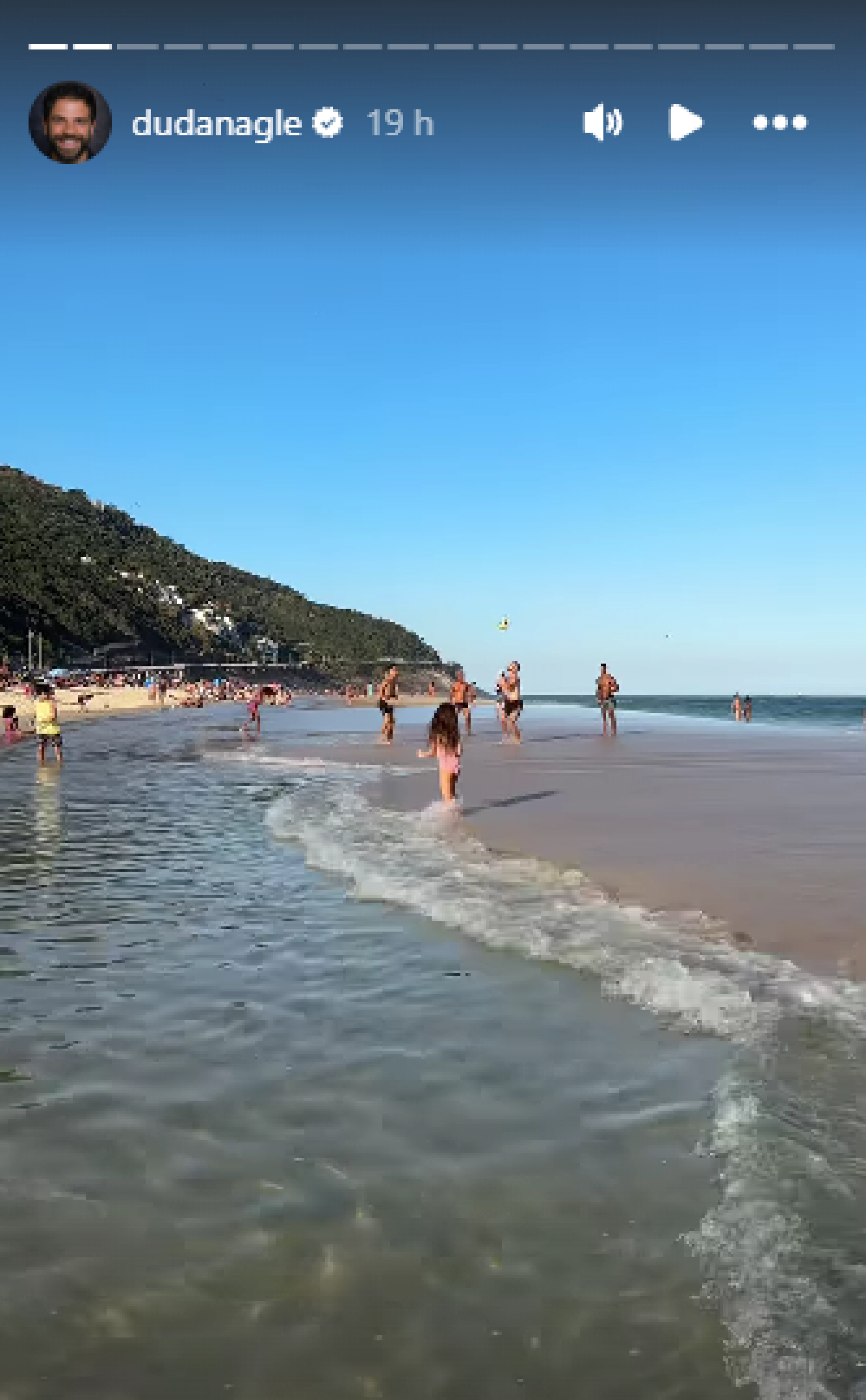 Duda Nagle compartilha registros na praia com a filha, Zoe - Reprodução de vídeo / Instagram