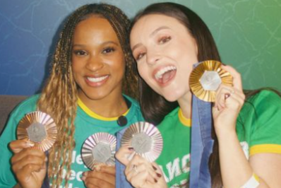 Em Paris, Larissa Manoela posa com medalhas ao lado de Rebeca Andrade e outras ginastas