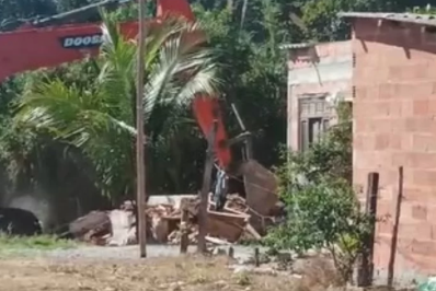 Mais 28 construções irregulares em área de proteção ambiental em Arraial do Cabo são demolidas