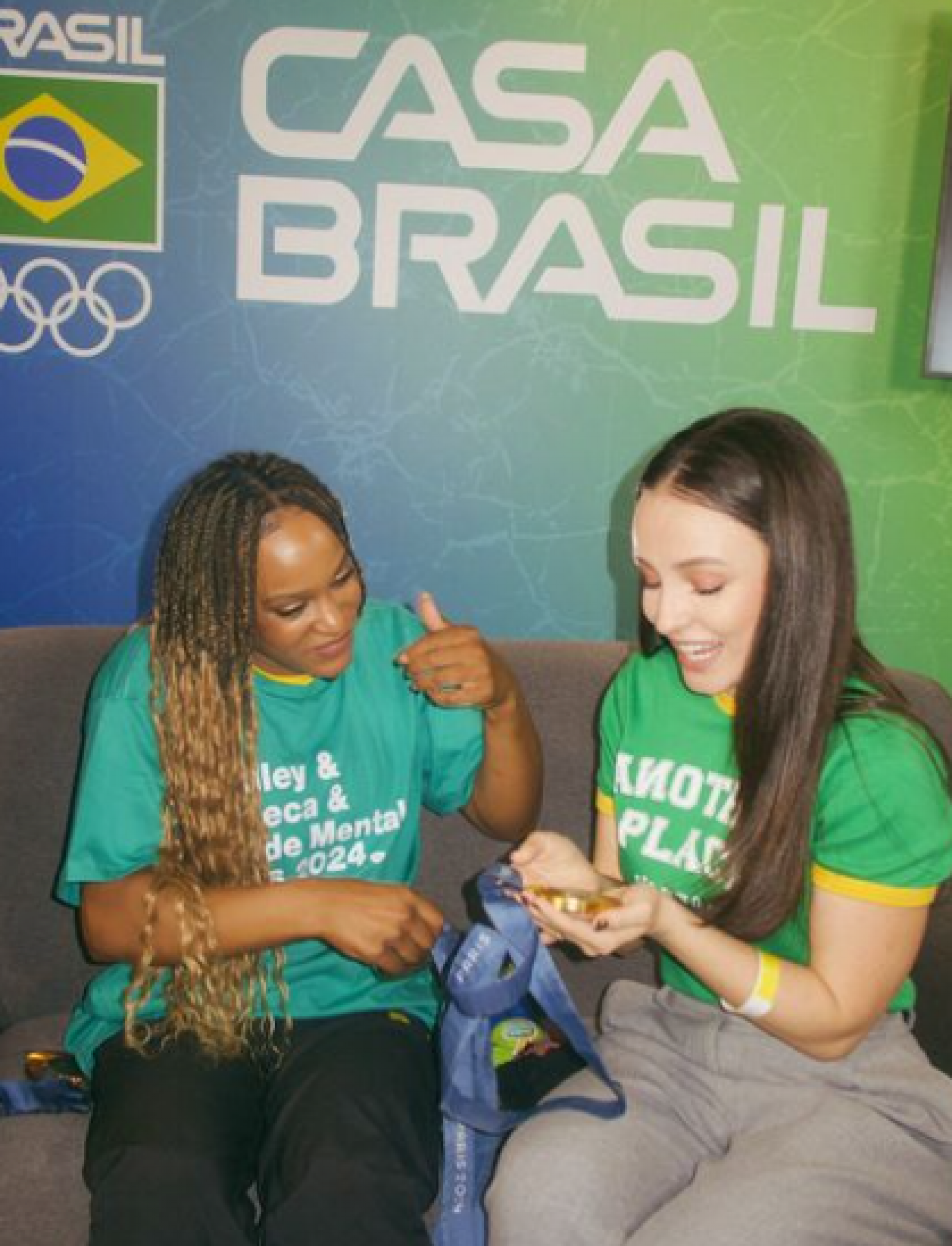 Larissa Manoela posa com medalhas ao lado de Rebeca Andrade e outras ginastas - Reprodução / Instagram